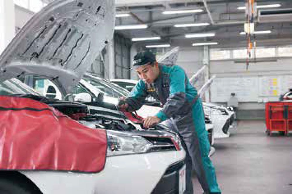 実車整備を行う学生