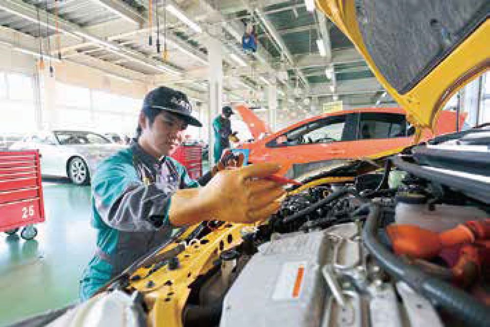 車検実習を行う学生